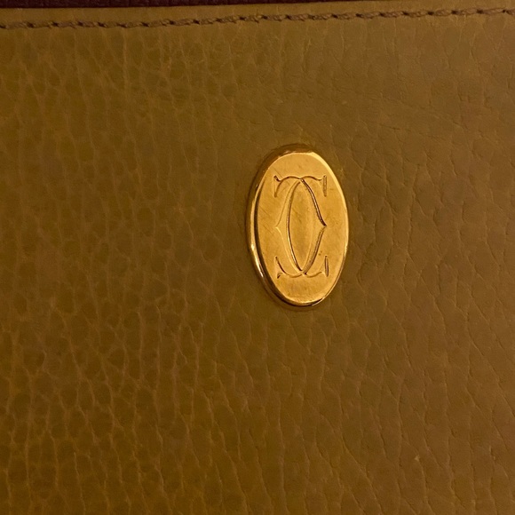 GUC Cartier wristlet in gold leather with gold-tone chain. - Picture 3 of 8